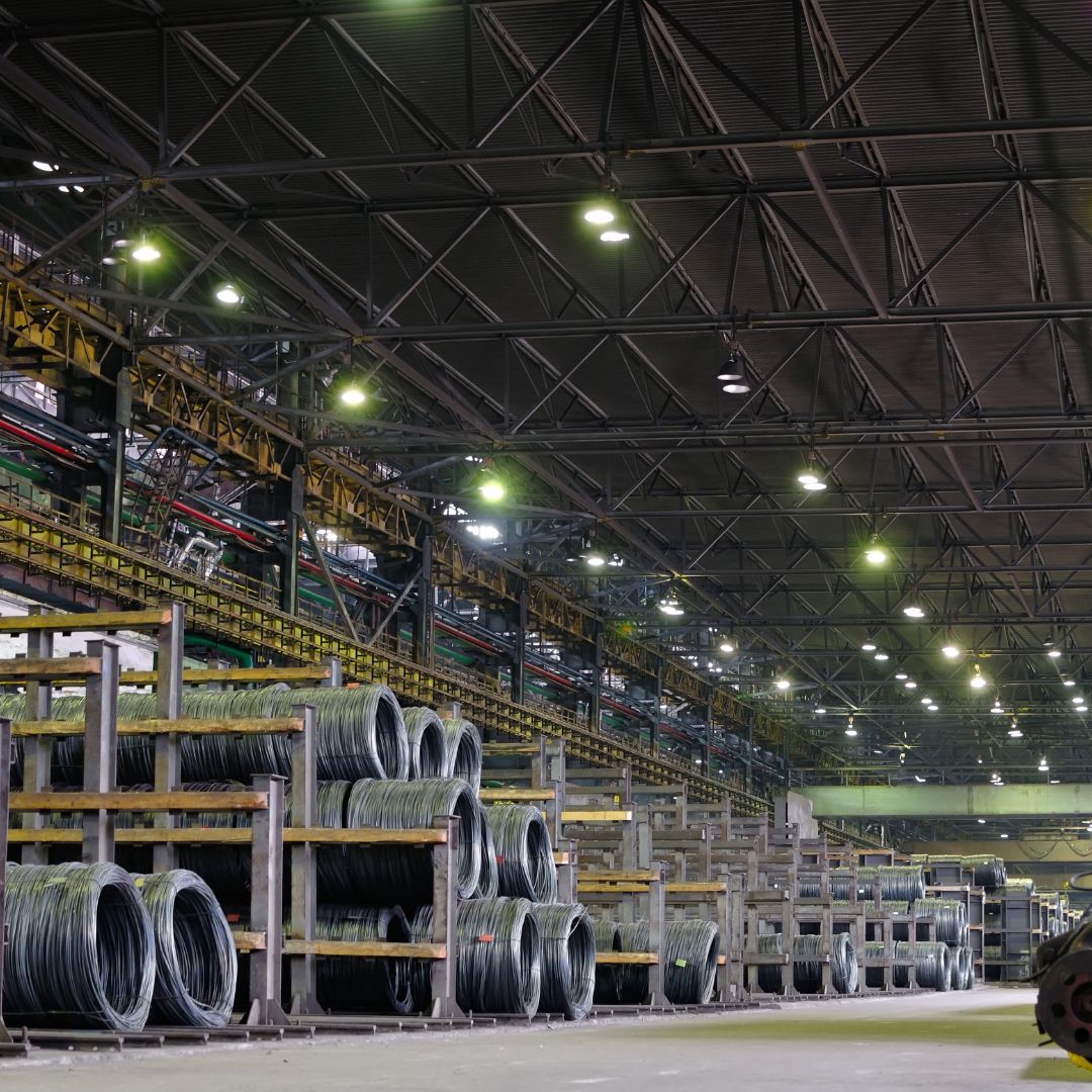 As telhas metálicas de aço galvanizado são a escolha ideal para quem busca soluções práticas, duráveis e modernas para coberturas e fechamentos laterais em diversos tipos de construções.